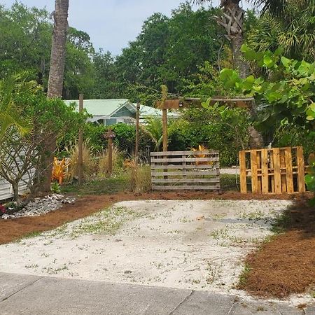 1 Beige Cozy Bungalow Or 1 White Cozy Efficiency Cottage In Titusville Esterno foto