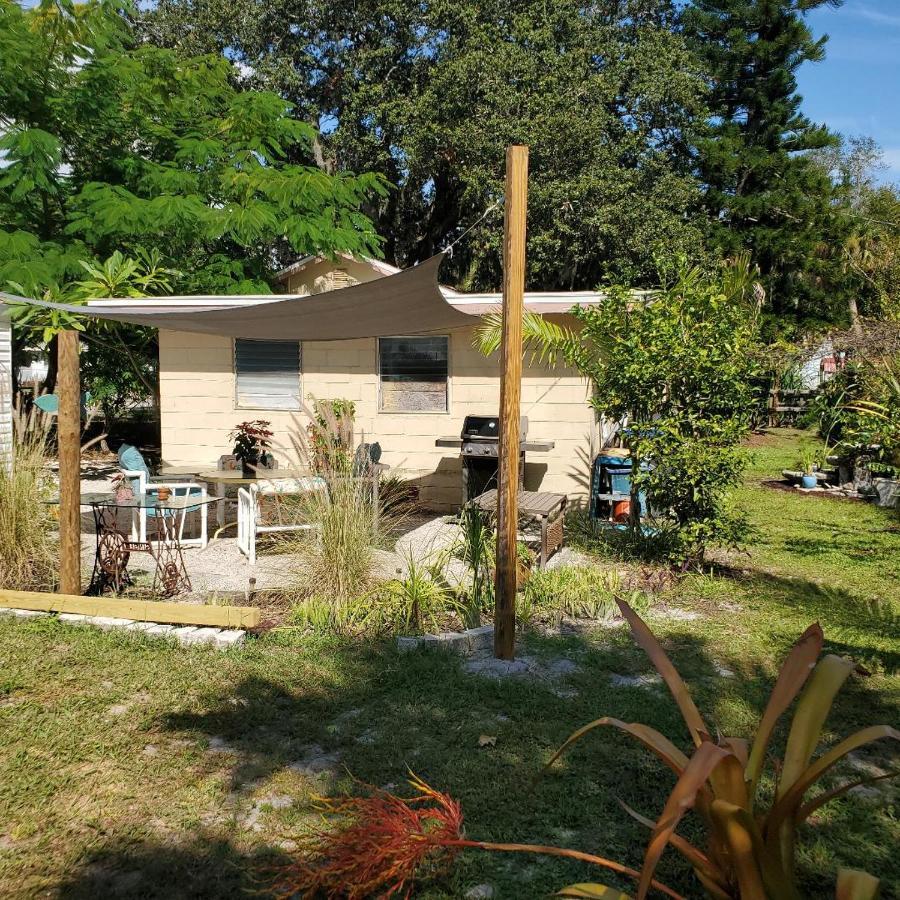 1 Beige Cozy Bungalow Or 1 White Cozy Efficiency Cottage In Titusville Esterno foto