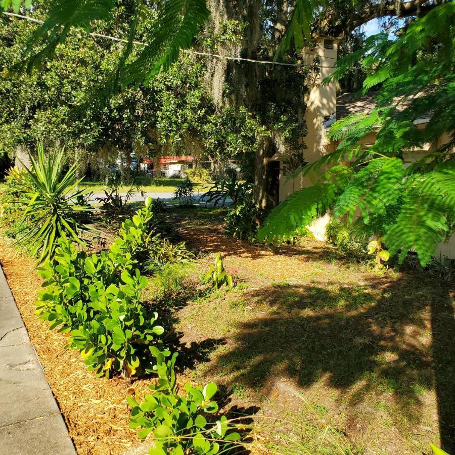 1 Beige Cozy Bungalow Or 1 White Cozy Efficiency Cottage In Titusville Esterno foto