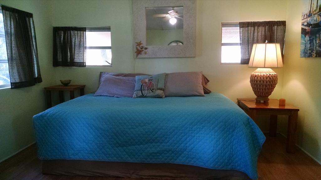 1 Beige Cozy Bungalow Or 1 White Cozy Efficiency Cottage In Titusville Esterno foto
