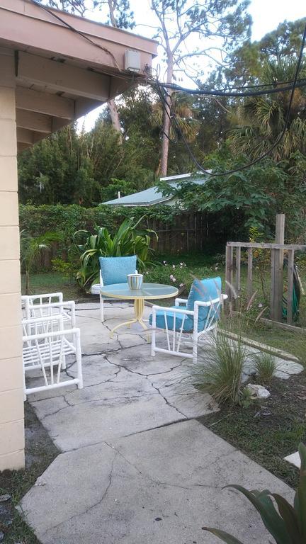 1 Beige Cozy Bungalow Or 1 White Cozy Efficiency Cottage In Titusville Esterno foto